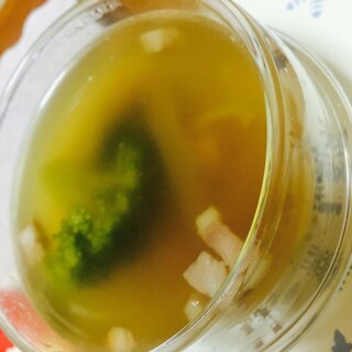 ブロッコリーと玉ねぎ、ハムの野菜コンソメスープ